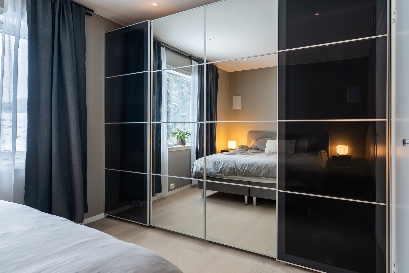 Det er etablert en praktisk garderobeløsning på hovedsoverommet, og det er også plass til garderobe på det minste soverommet Galleribilde