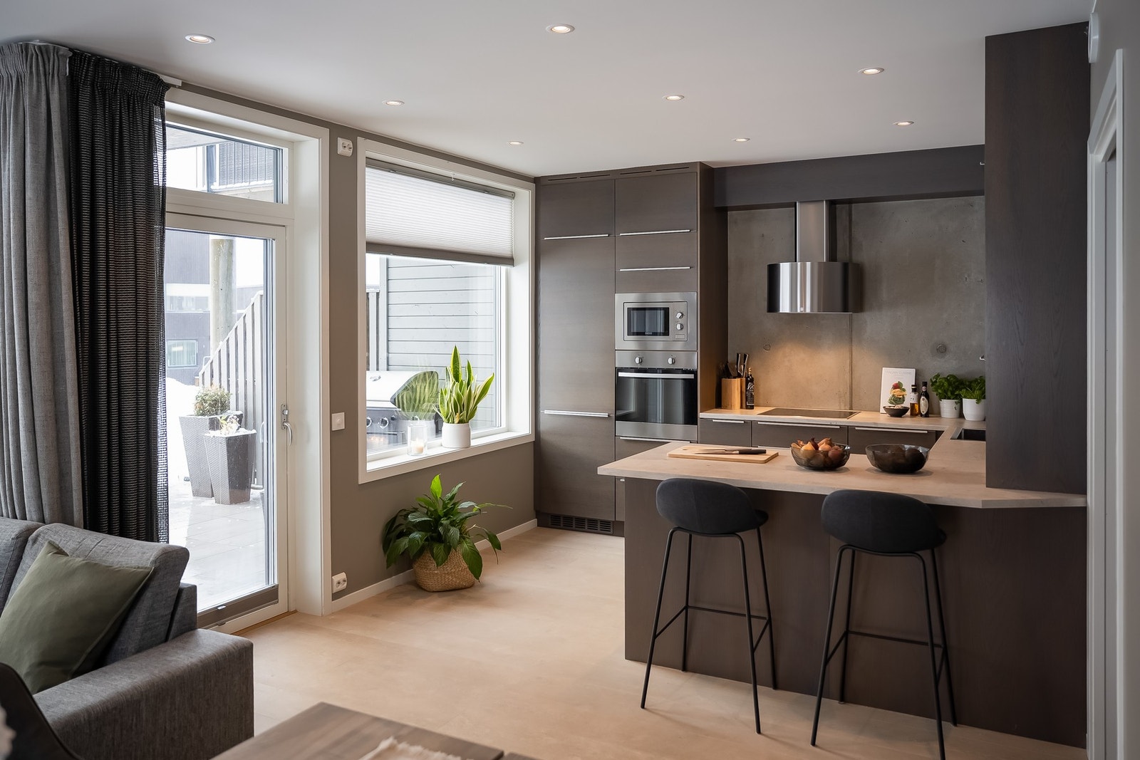 På kjøkkenet har man en praktisk barløsning mot stuen Galleribilde