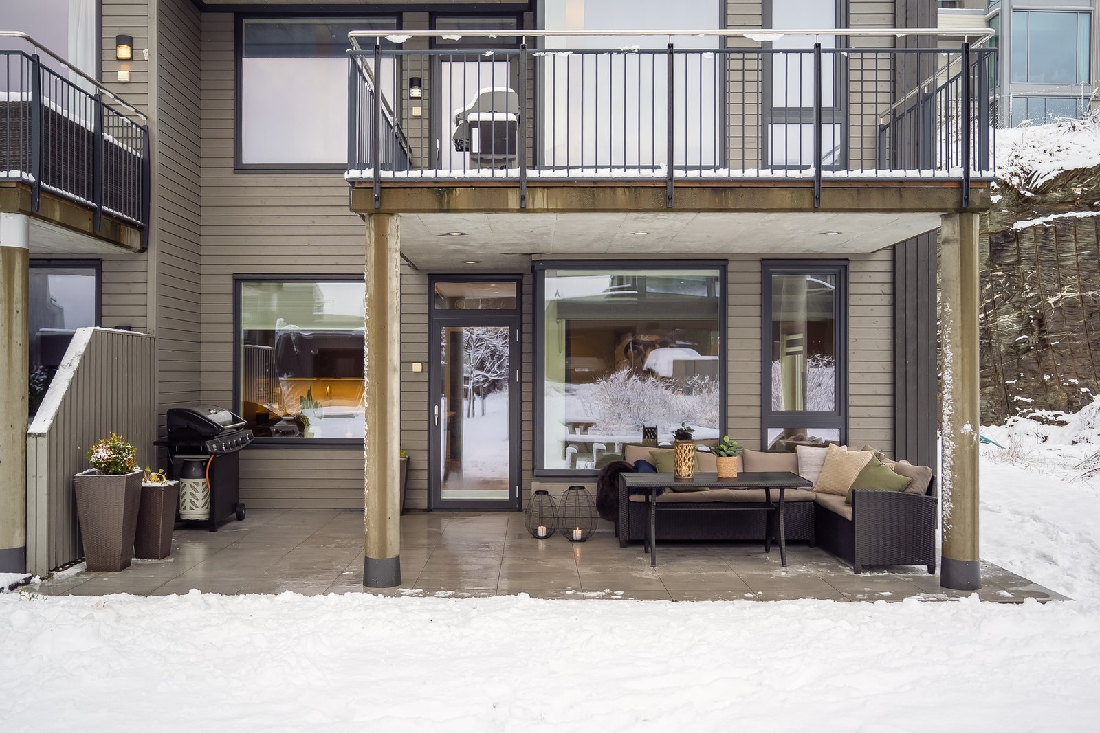 Leiligheten ligger i 1. etasje, er på romslige 77m² og fremstår moderne og delikat Galleribilde