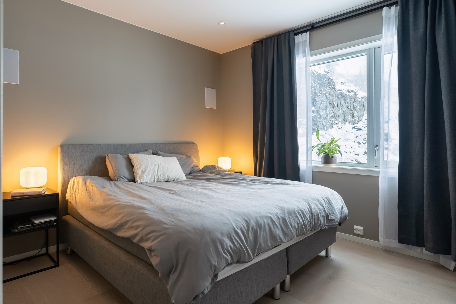 Leiligheten har 2 romslige soverom på hhv 12,3m² og 7,3m² Galleribilde