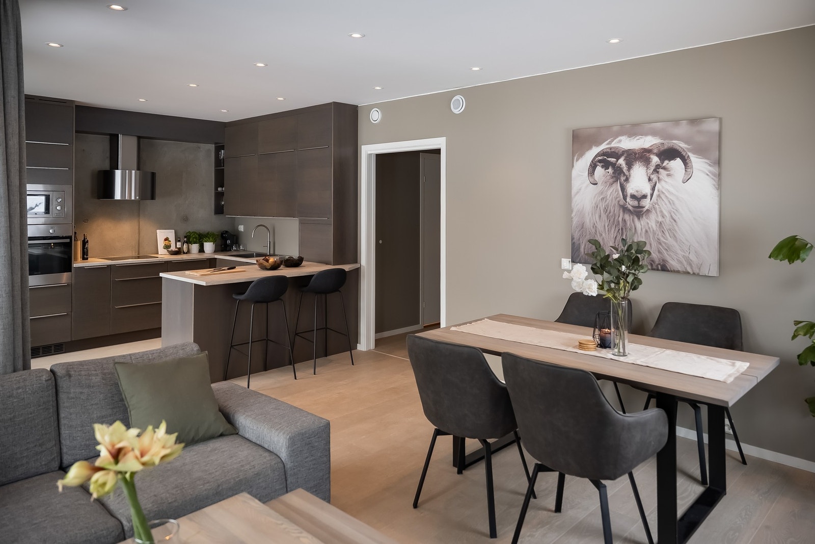 Utstrakt bruk av downlights både i leiligheten og på terrassen gir et moderne uttrykk Galleribilde