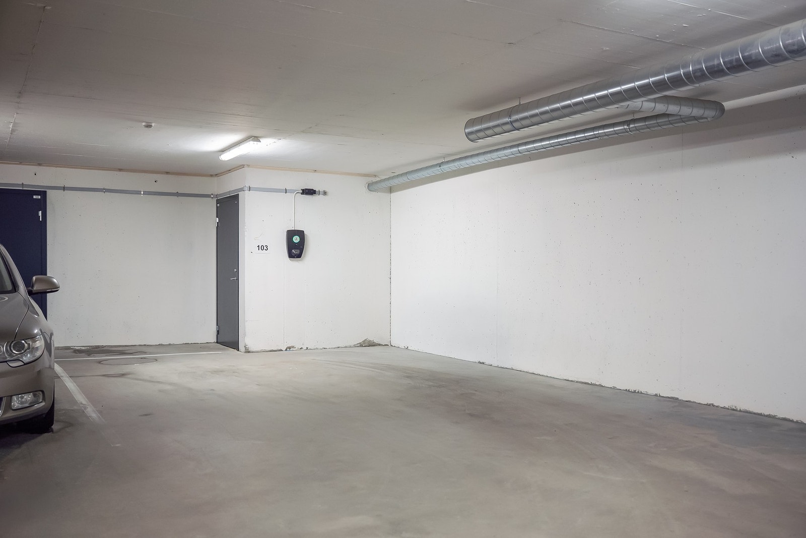 Egen plass i p-kjeller med elbillader og tilhørende sportsbod Galleribilde