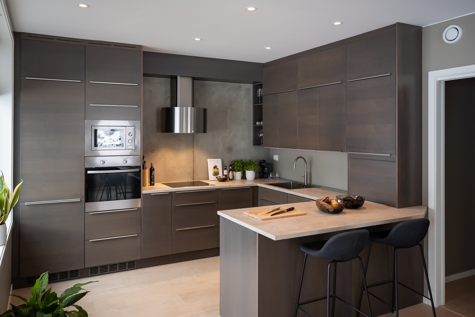 Kjøkkenet er oppgradert fra standardleveranse og har store arbeidsflater, masse lagringsplass samt at alle hvitevarer er integrerte Galleribilde