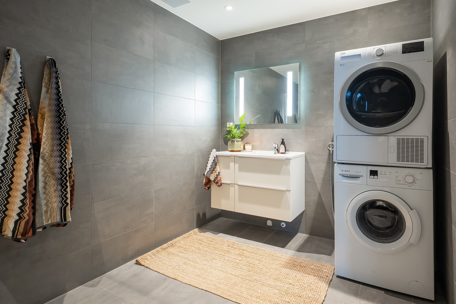 Stort og flott bad med flislagte overflater og varme i gulv Galleribilde