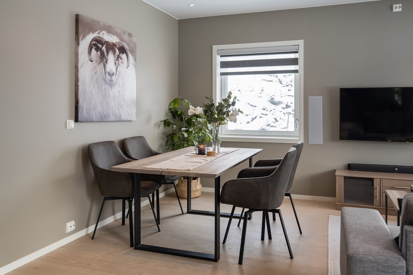 God plass til spisegruppe og sofagruppe på stue, og ekstra takhøyde gir en luftig romfølelse Galleribilde