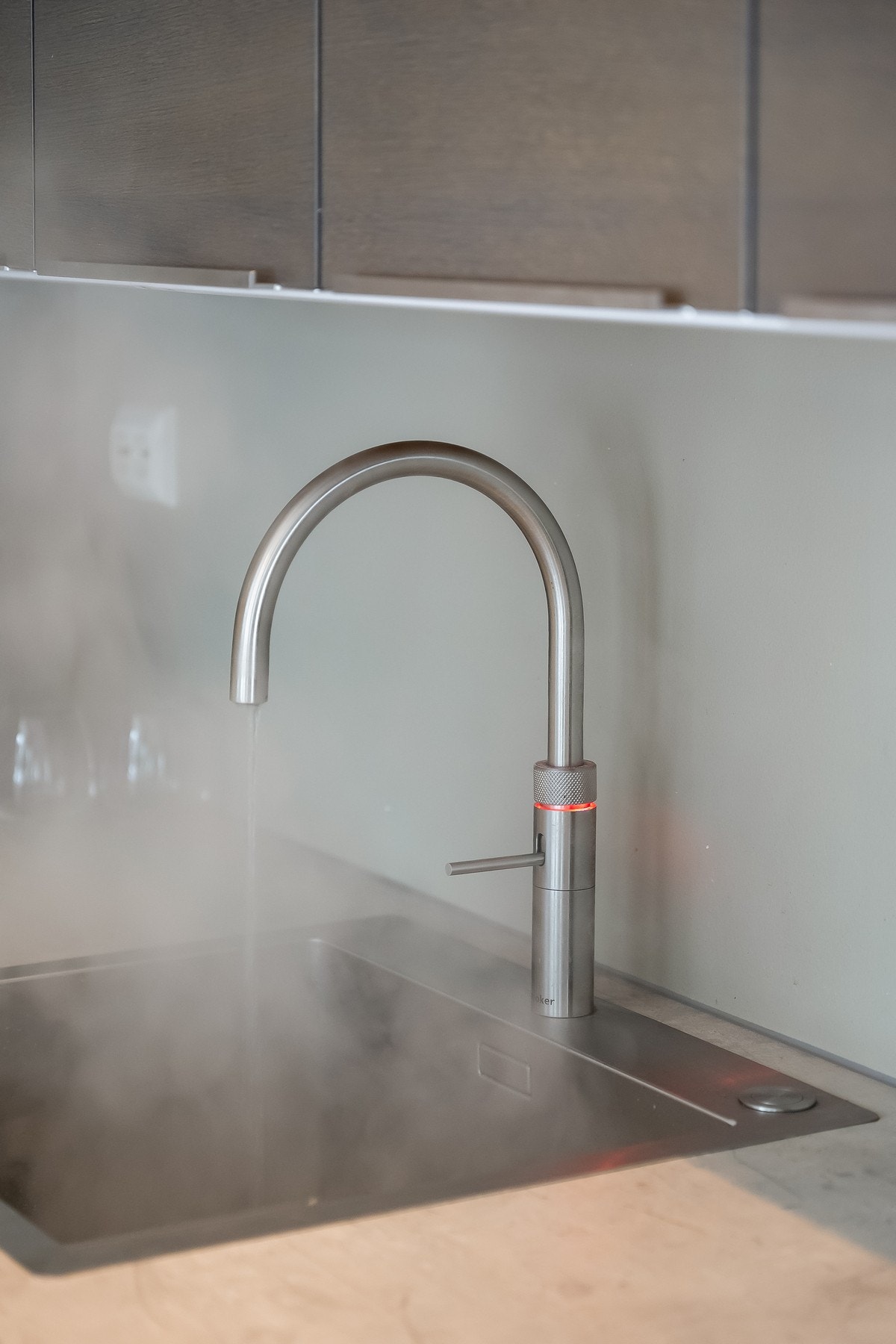 Det er også etablert Quooker i kjøkkenkranen som gir kokende vann rett fra springen Galleribilde