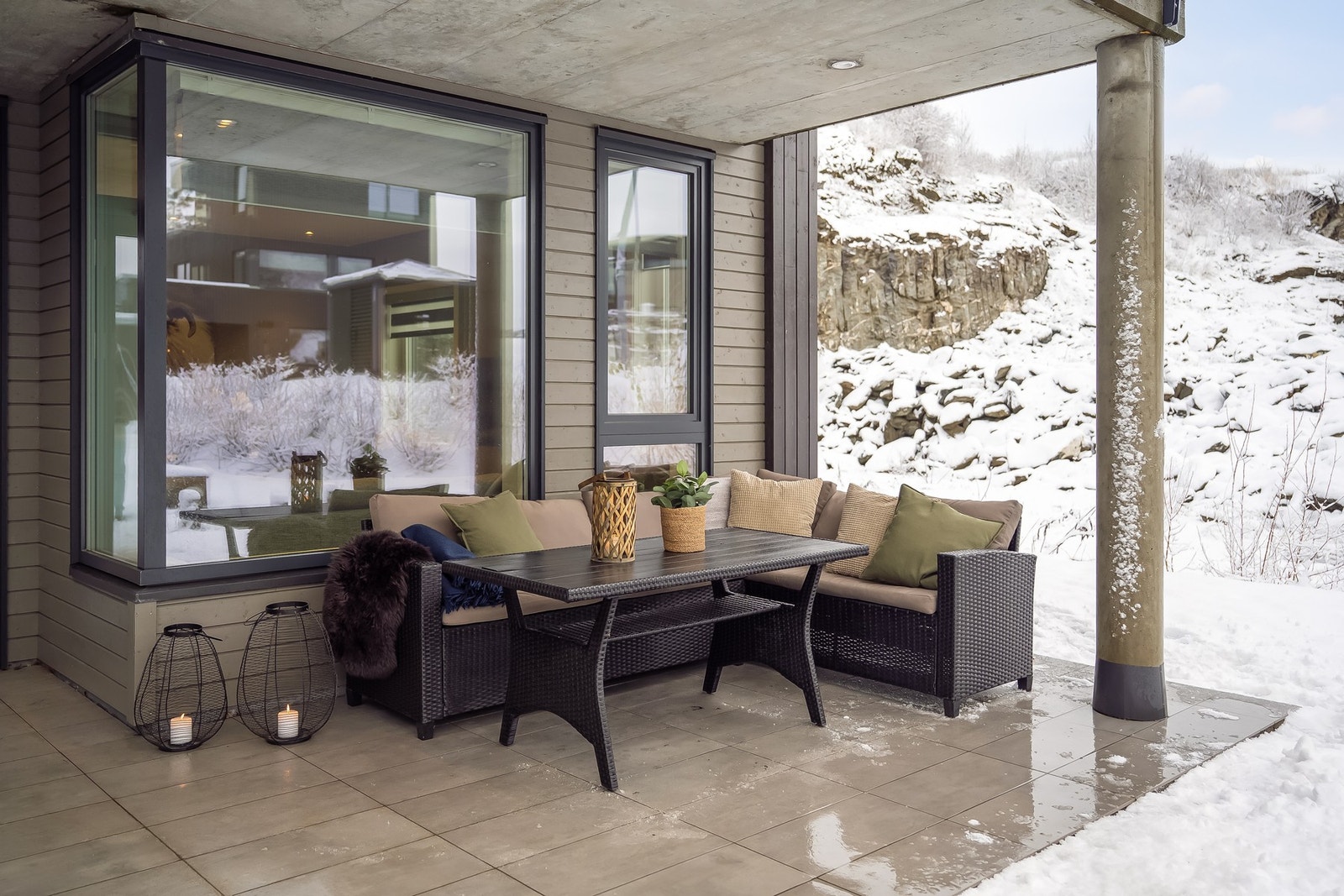 Flislagt terrasse, der deler er under tak Galleribilde