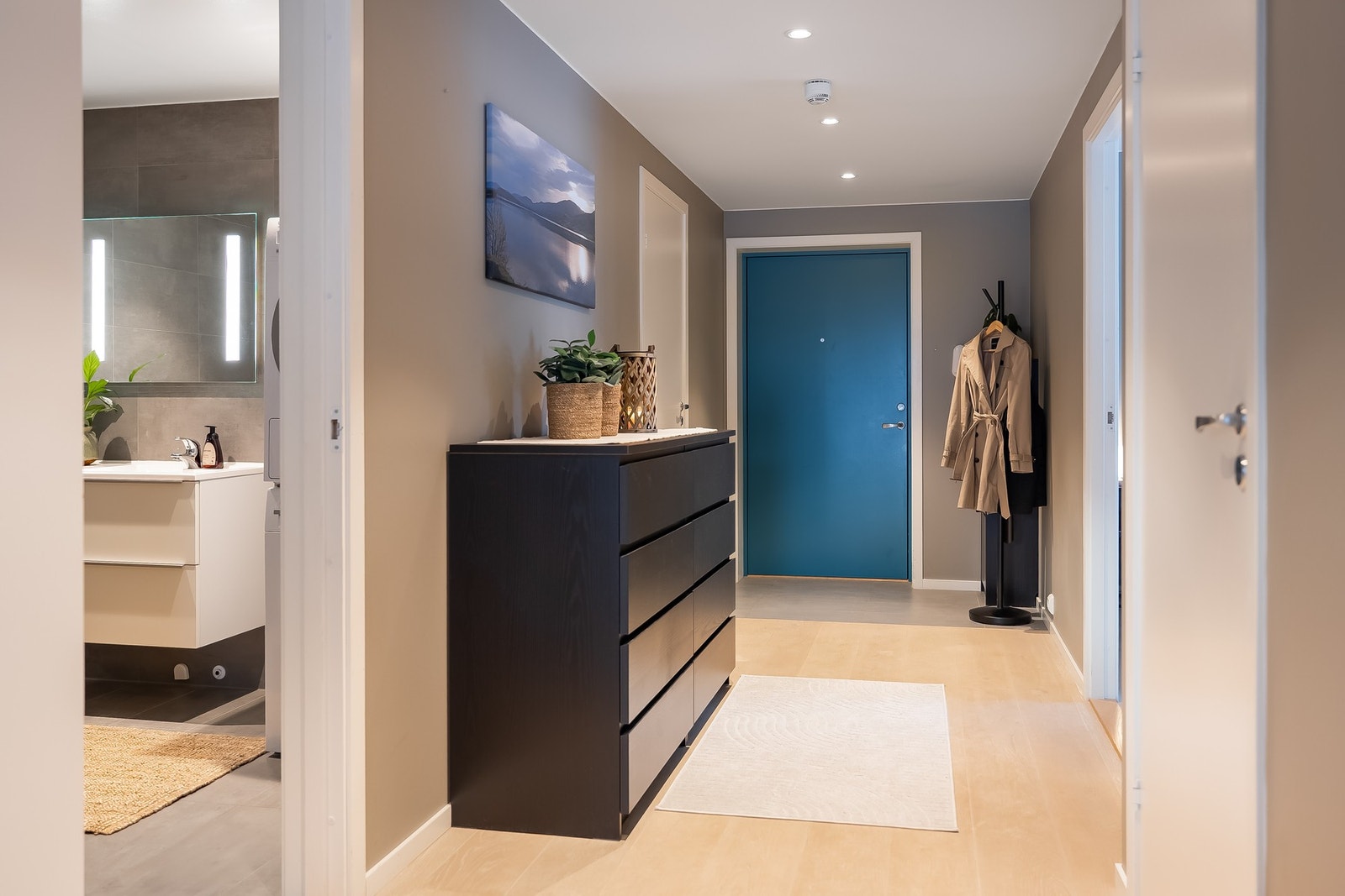 Lys og romslig entré med god plass til yttertøy og sko Galleribilde