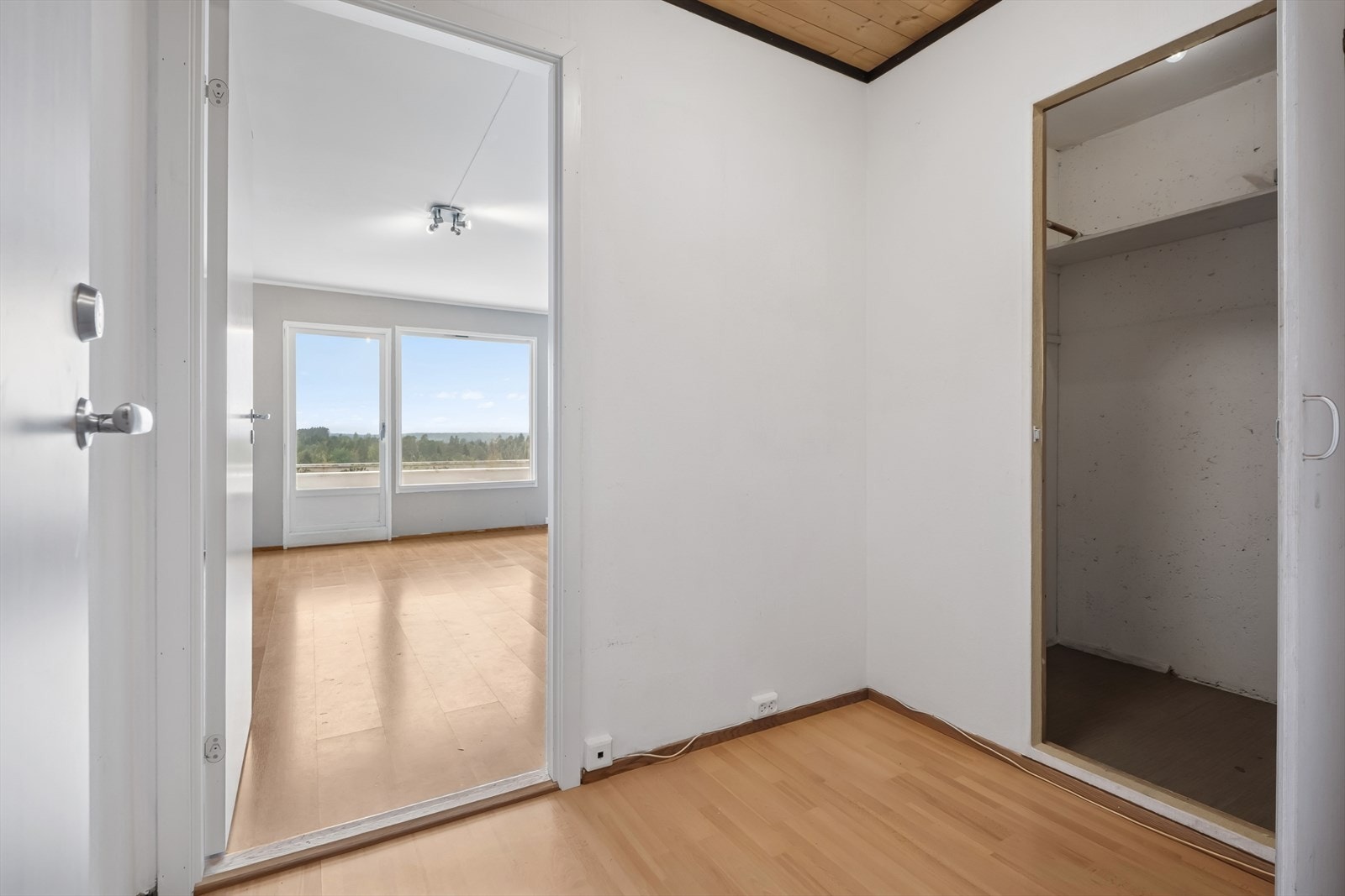 Velkommen inn! Entré med gode oppbevaringsmuligheter for sko og yttertøy. Galleribilde