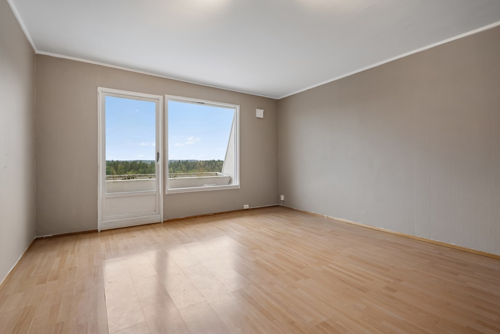 Boligens stue er lys og fin! Det er store vindusflater som slipper inn rikelig med naturlig lys. Stuen er av god størrelse med plass til sofagruppe, TV og tilhørende møblement. Det er også plass til en trivelig spisegruppe. Galleribilde