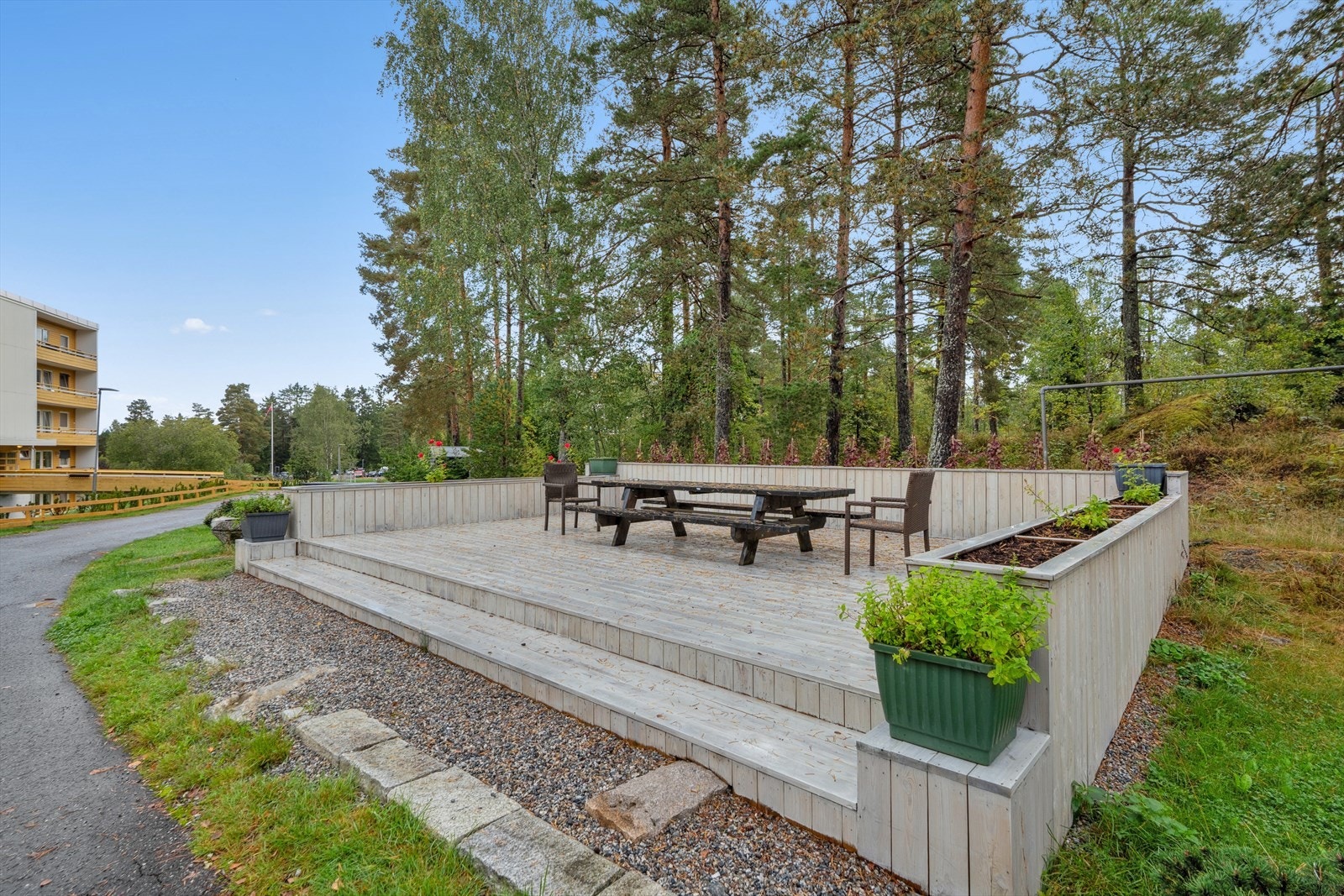 Eiendommen ligger i et etablert boligområde på Vevelstadåsen på Langhus i Nordre Follo kommune. Galleribilde