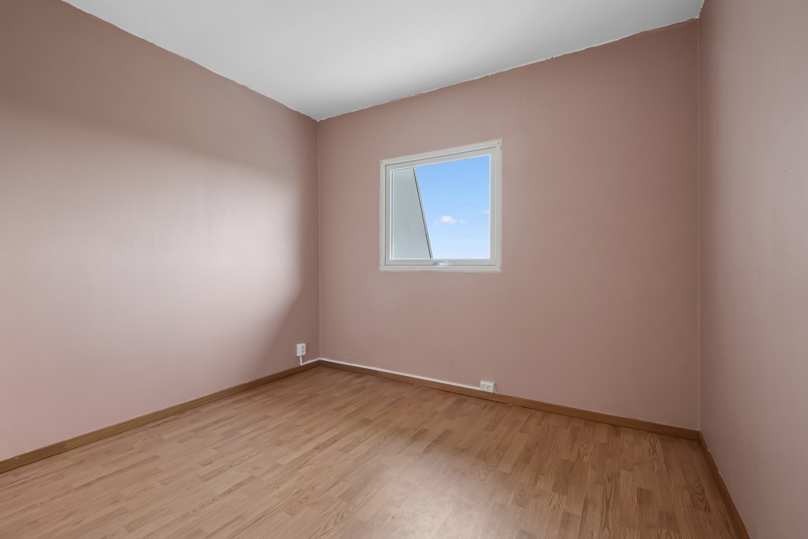 Boligens soverom er av god størrelse! Det er god plass til en dobbeltseng og tilhørende møblement. Galleribilde