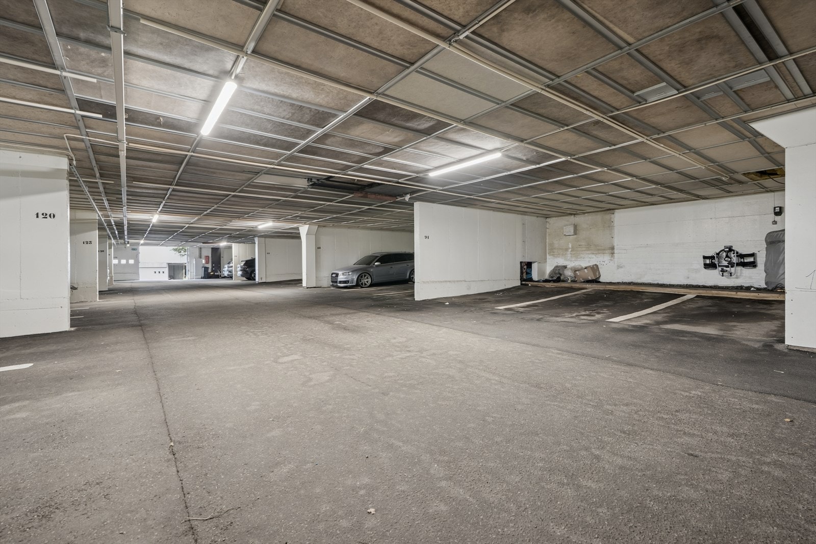 Leiligheten har tilhørende egen biloppstillingsplass i felles garasjeanlegg. Øvrig parkering etter områdets gjeldende bestemmelser. Galleribilde