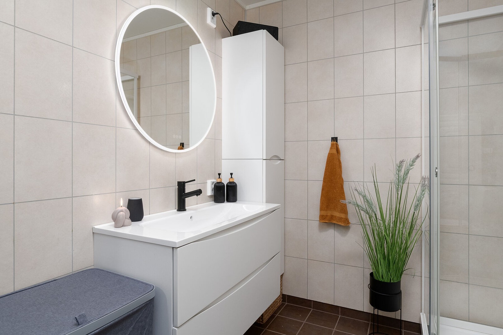 Badet har nyere innredning fra 2024, inkludert ny servant, lysspeil og nytt dusjkabinett. For øvrig er det gulvmontert toalett og opplegg for vaskemaskin. Galleribilde