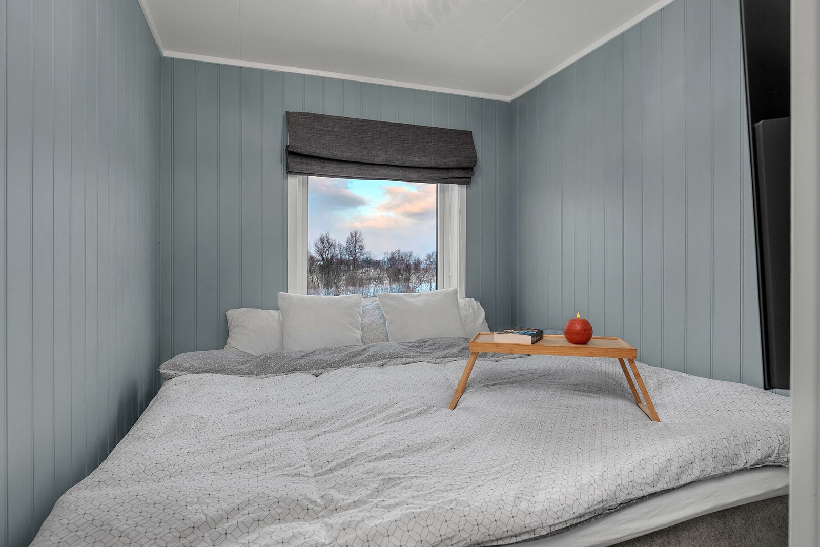 Soverom 1 som nå har ei seng på 210 x 210 Galleribilde