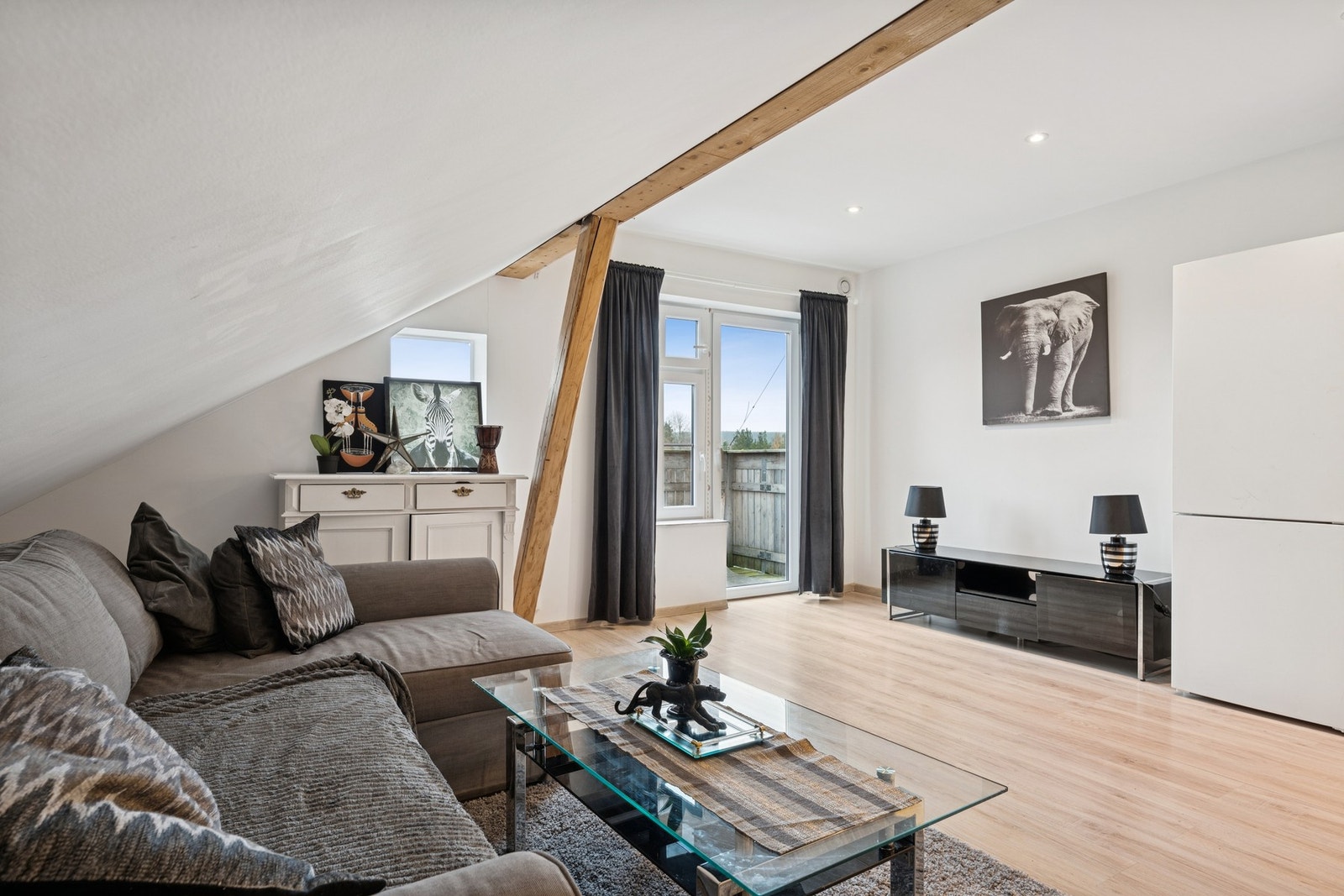 Utgang til en koselig balkong fra stuen. Galleribilde