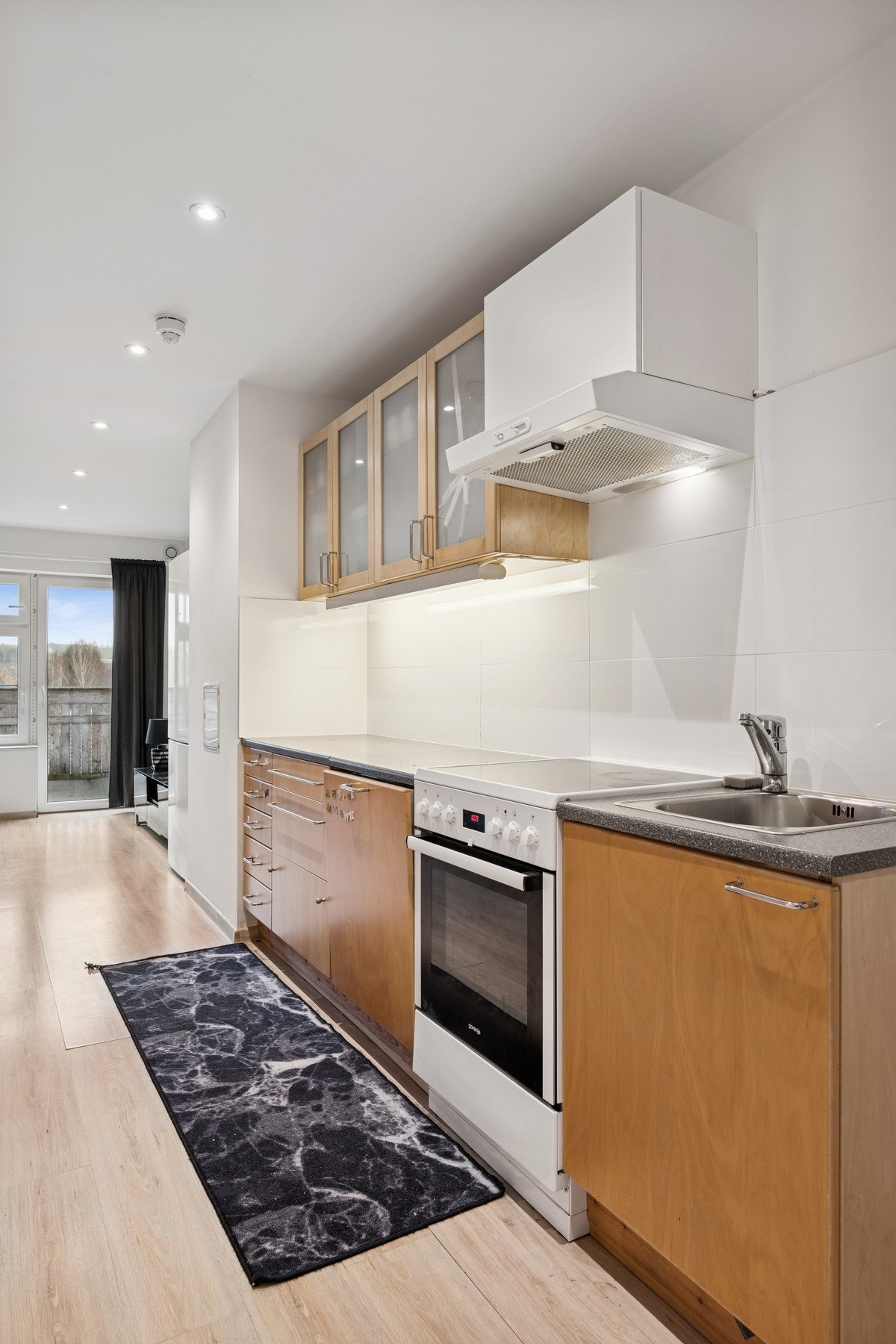 Et pent kjøkken i moderne åpen løsning. Galleribilde