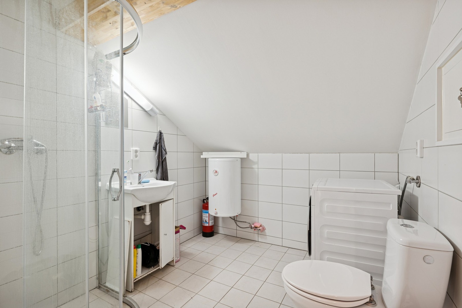 Et lyst baderom som holder en fin standard. Galleribilde