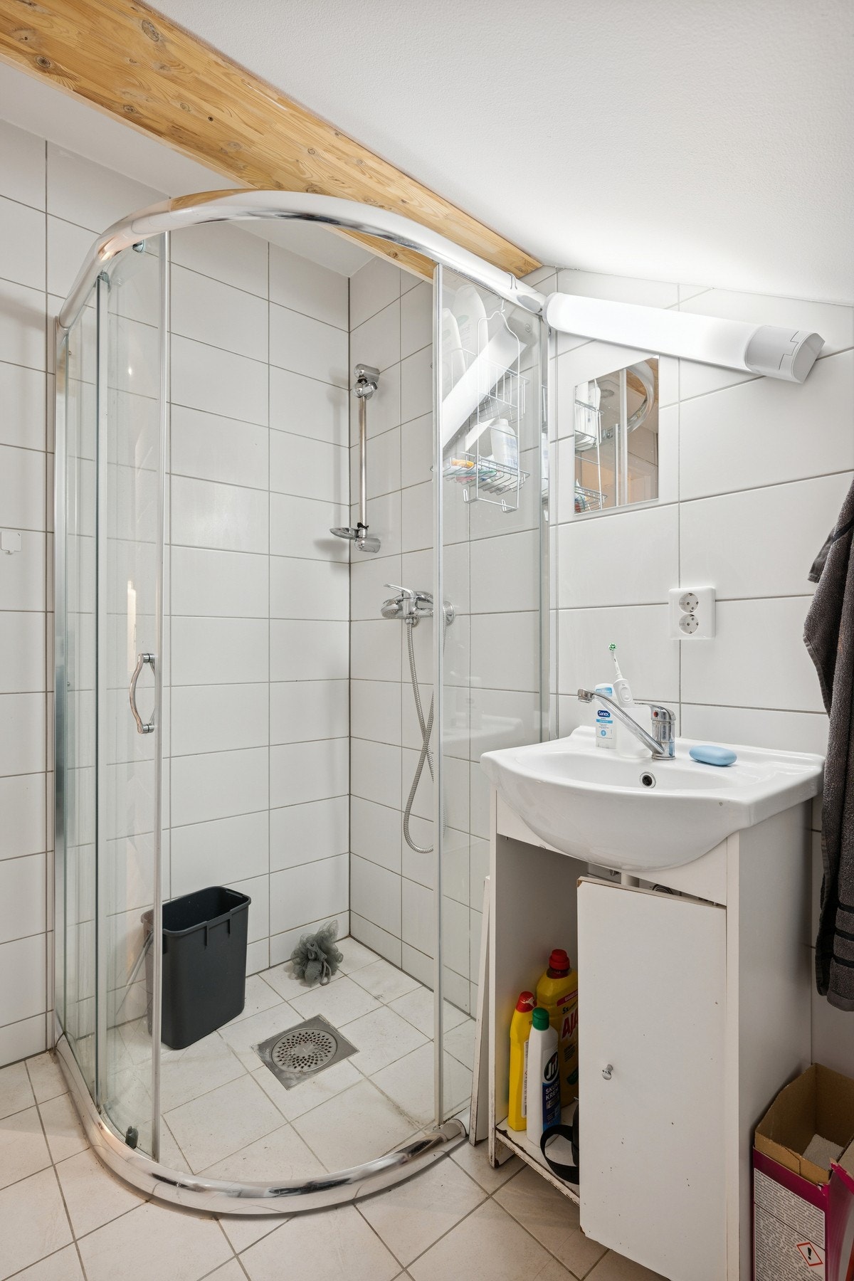 Baderommet er utstyrt med dusj, toalett, servantinnredning og opplegg til vaskemaskin. Galleribilde