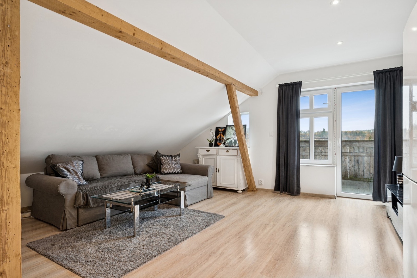 Fin plass til sofa og annet møblement i stuen. Galleribilde