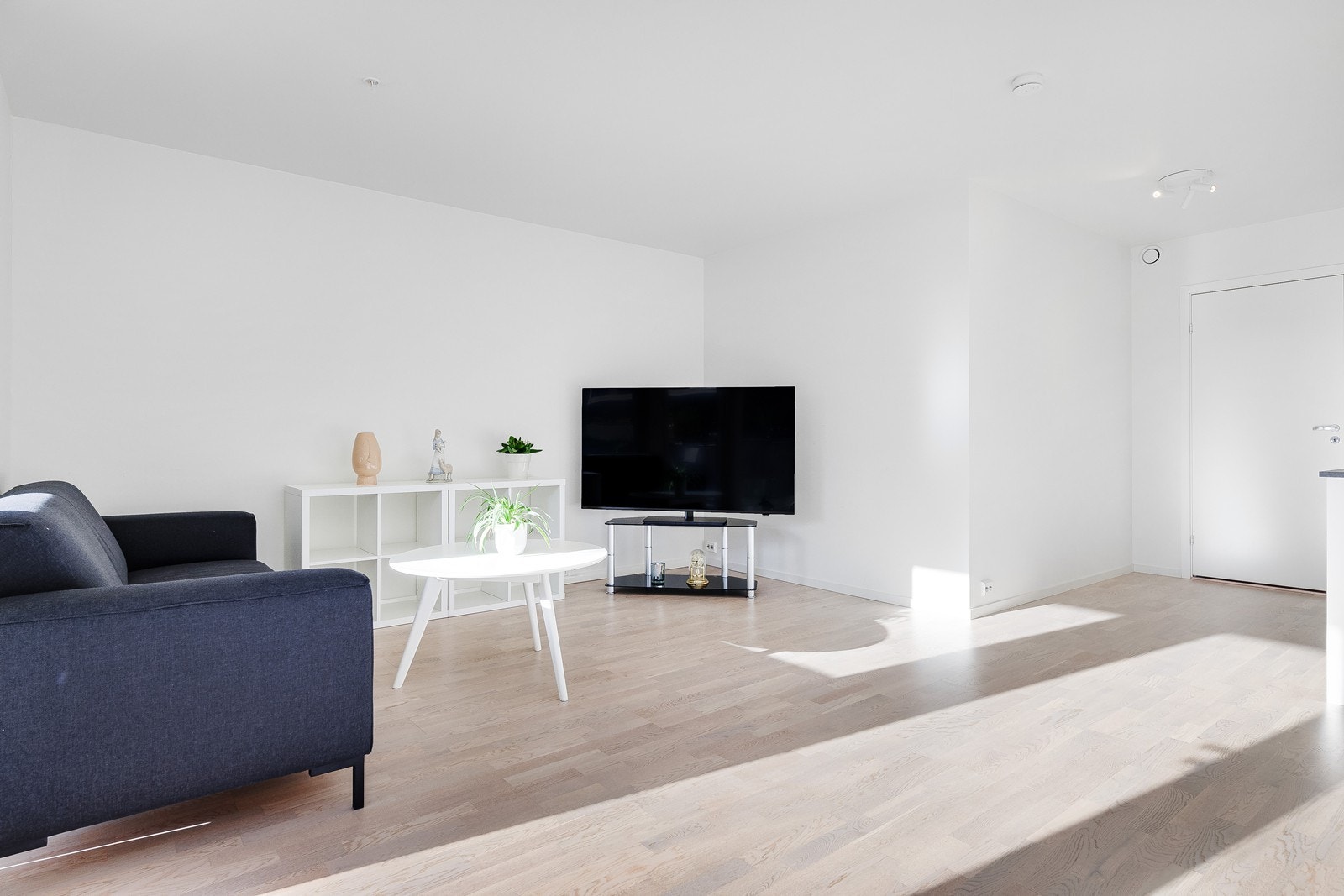 Parkettgulv og slettmalte vegger gir stuen et rent og enkelt uttrykk. Galleribilde