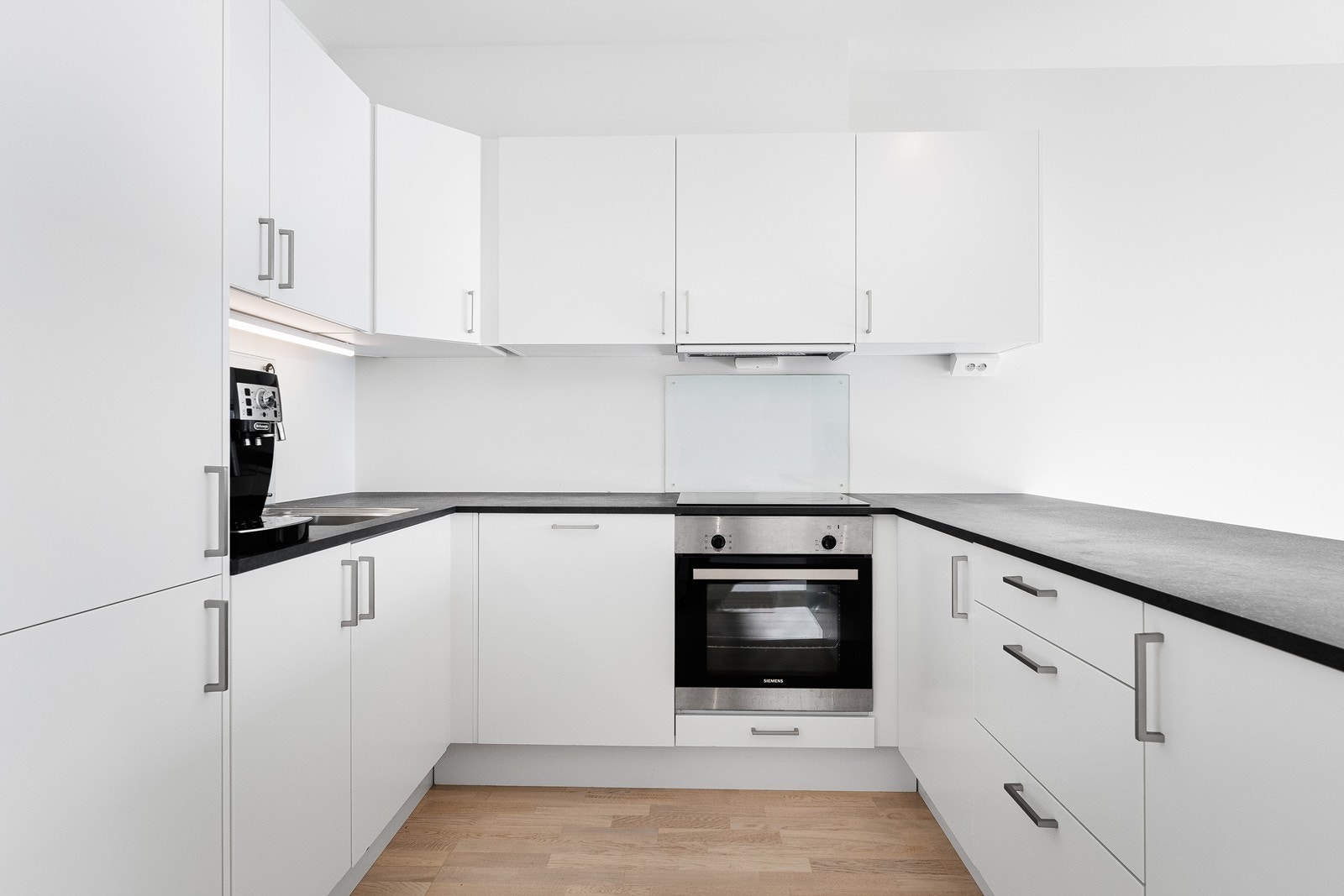 Siemens integrerte hvitevarer, inkludert koketopp og stekeovn. Galleribilde