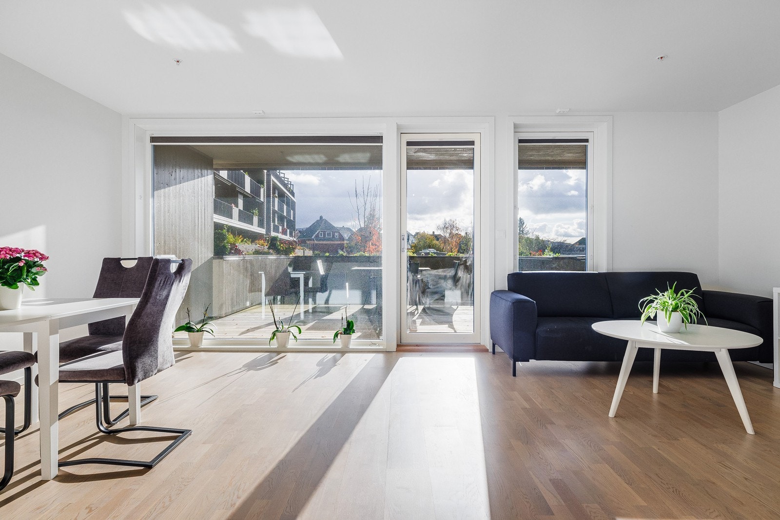 Store vindusflater gir utsyn mot sørvendt terrasse, og slipper inn rikelig med naturlig lys. Galleribilde