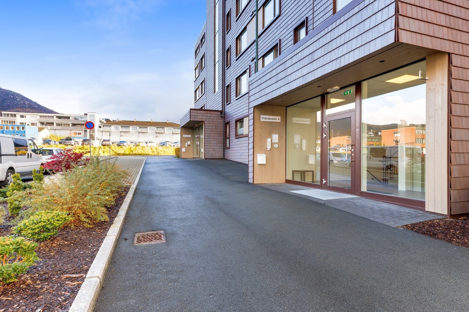 Inngangen til bygningen er moderne med store glassflater og god adkomst. Galleribilde