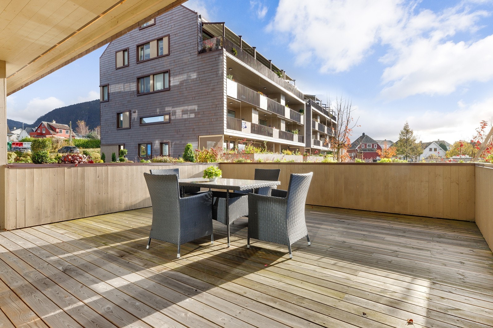 Fra terrassen kan man nyte utsikten mot det omkringliggende nabolaget. Galleribilde