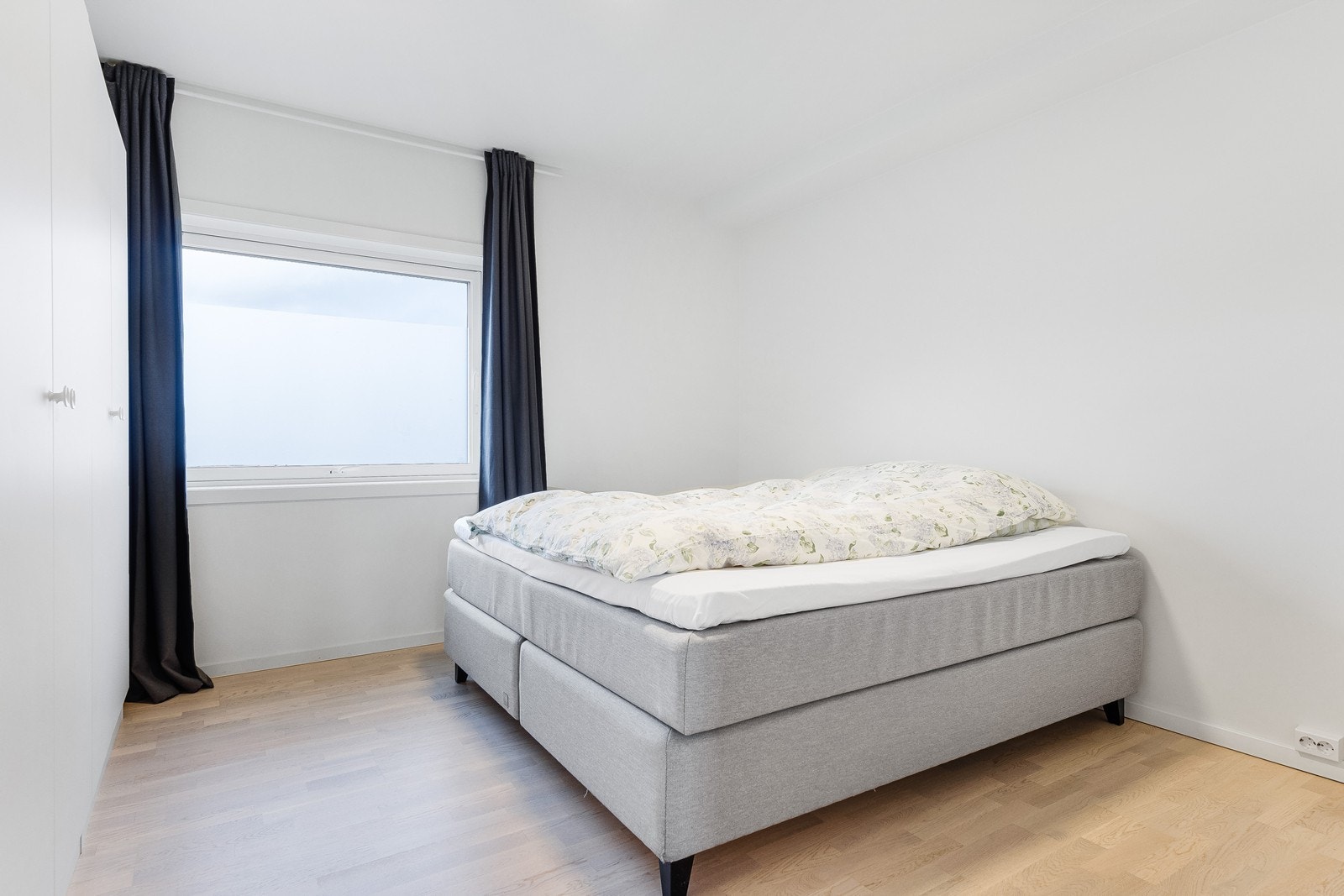 Plass til dobbeltseng og garderobe gjør hovedsoverommet praktisk. Galleribilde