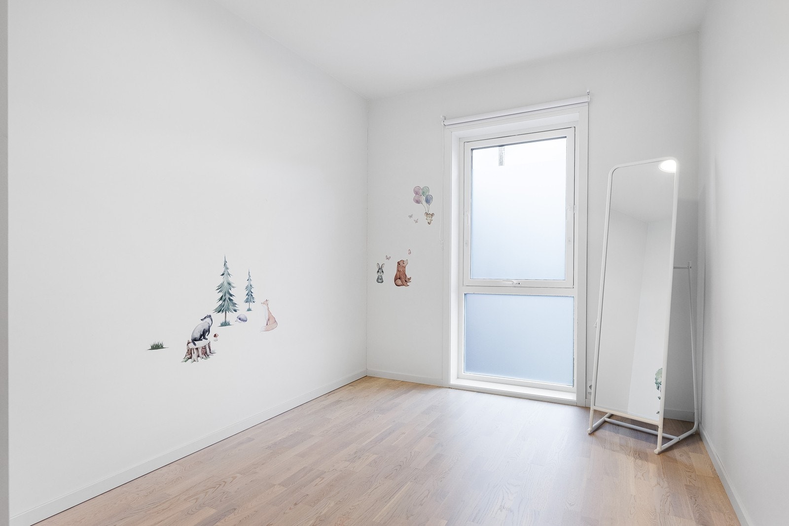 Parkettgulv og malte gipsplater gir et stilrent på soverommene. Galleribilde