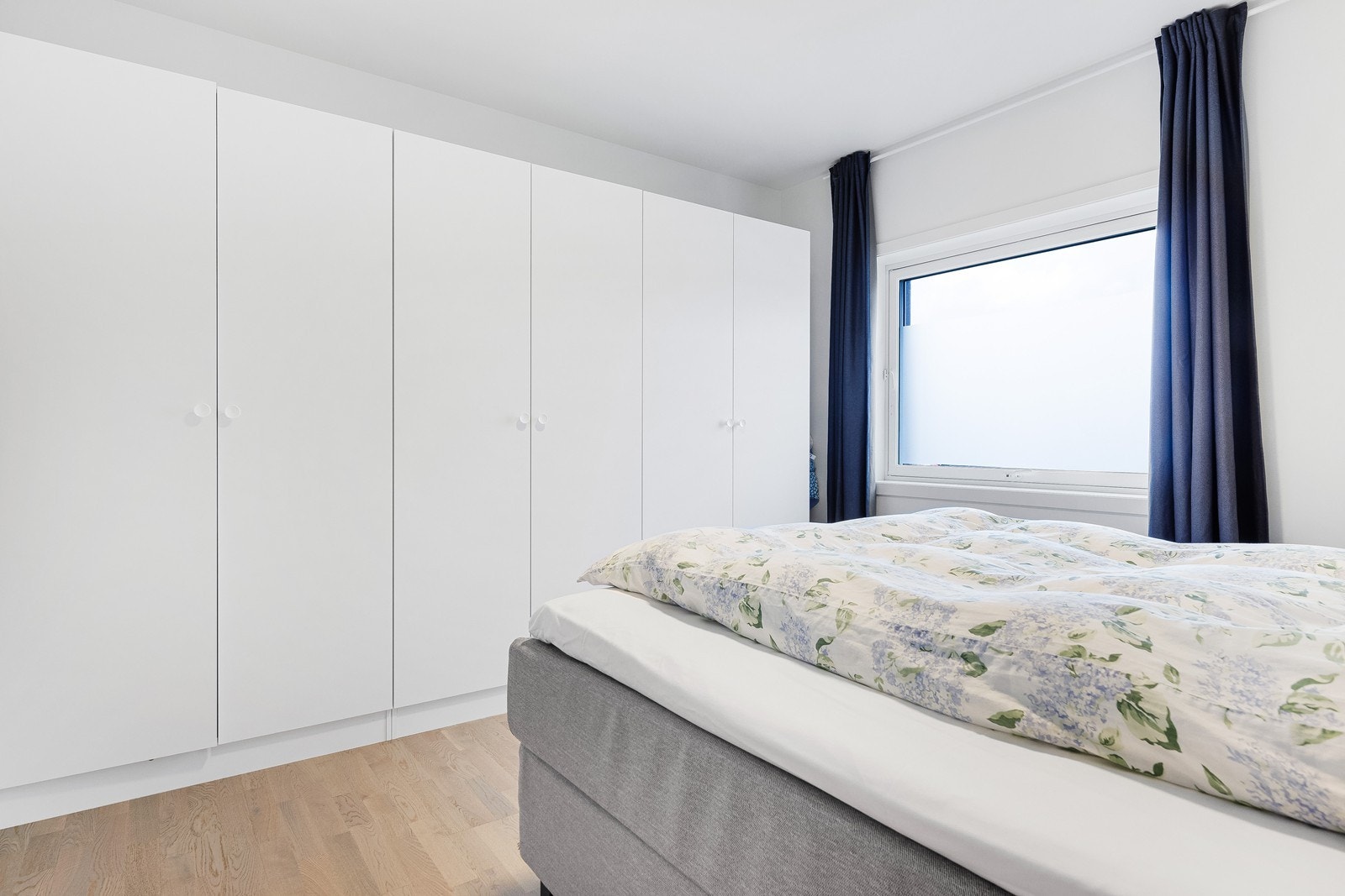 Skyvedørsgarderobe gir effektiv oppbevaring i hovedsoverommet. Galleribilde