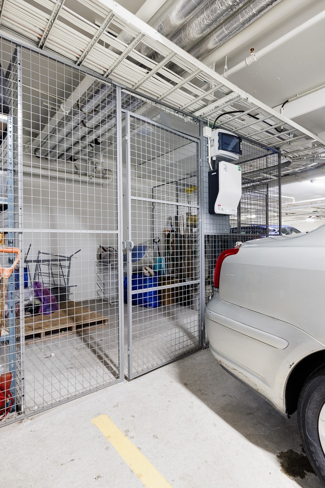 Leiligheten har en fast parkeringsplass i lukket anlegg med Schneider elbillader og en sportsbod på 9 kvm. Galleribilde