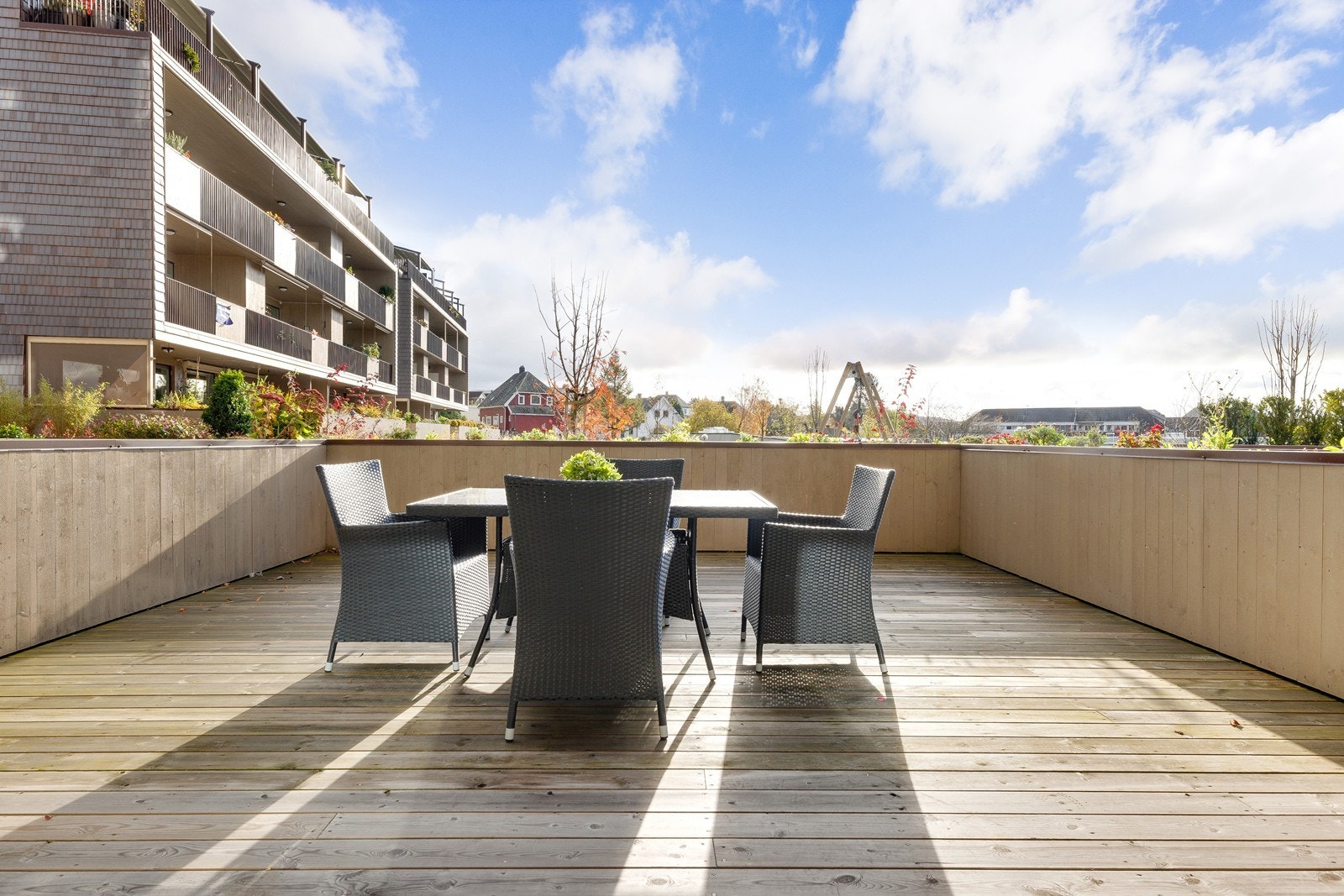 Terrassen er sørvendt og belagt med terrassebord, ideell for solrike dager. Galleribilde