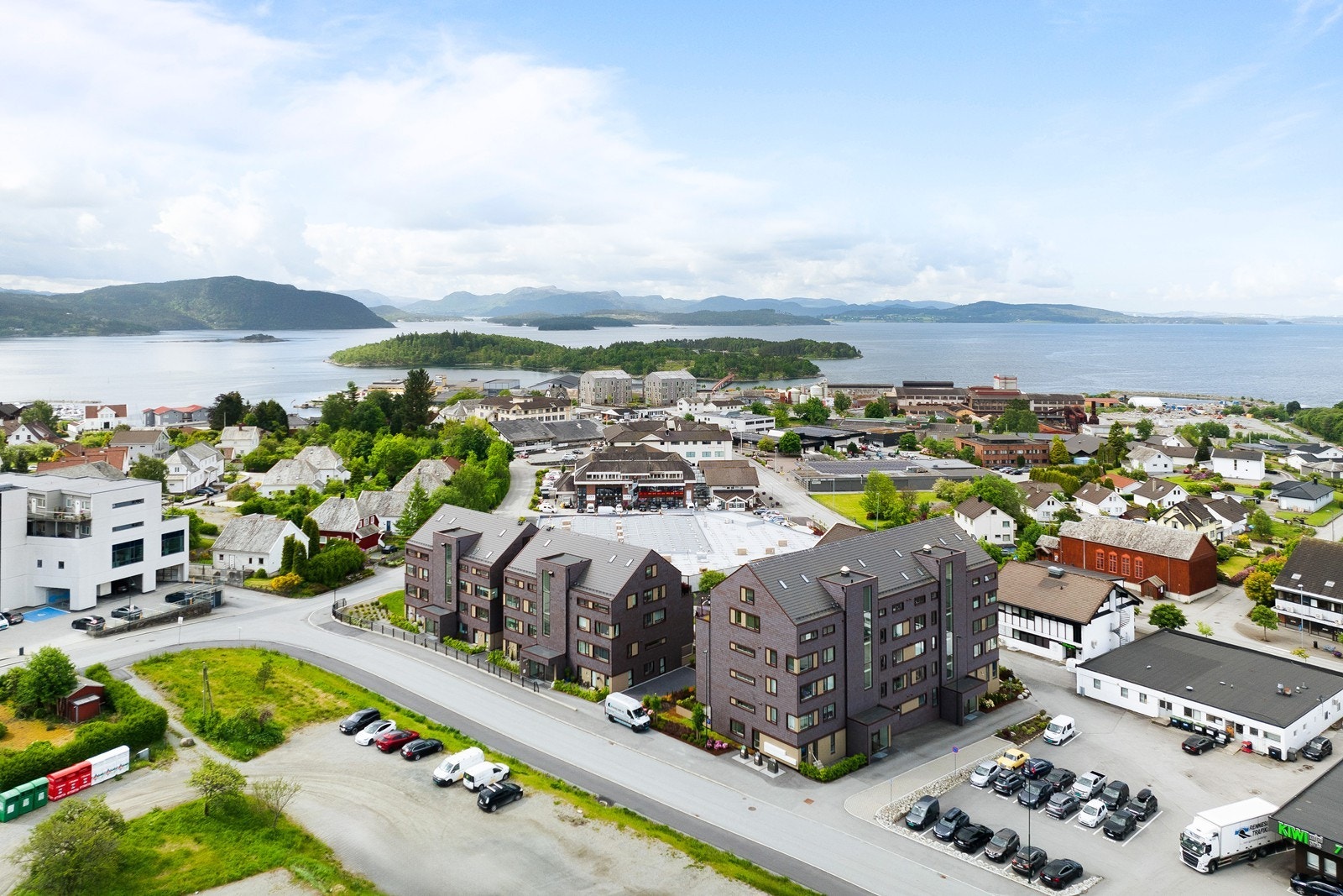 Området rundt bygningen gir panoramautsikt mot fjorden og fjellene. Galleribilde