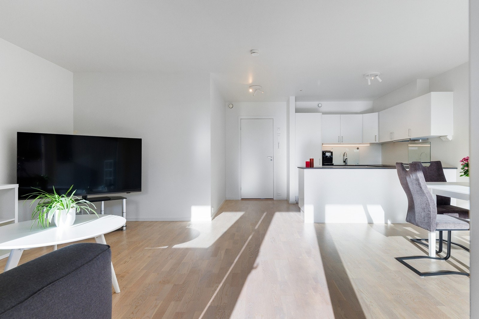 Åpen stue- og kjøkkenløsning gir en romslig oppholdsplass med integrerte Siemens hvitevarer og laminat benkeplate. Fjernvarme og vannbåren gulvvarme sikrer behagelig innetemperatur i stue og kjøkkenområdet. Galleribilde