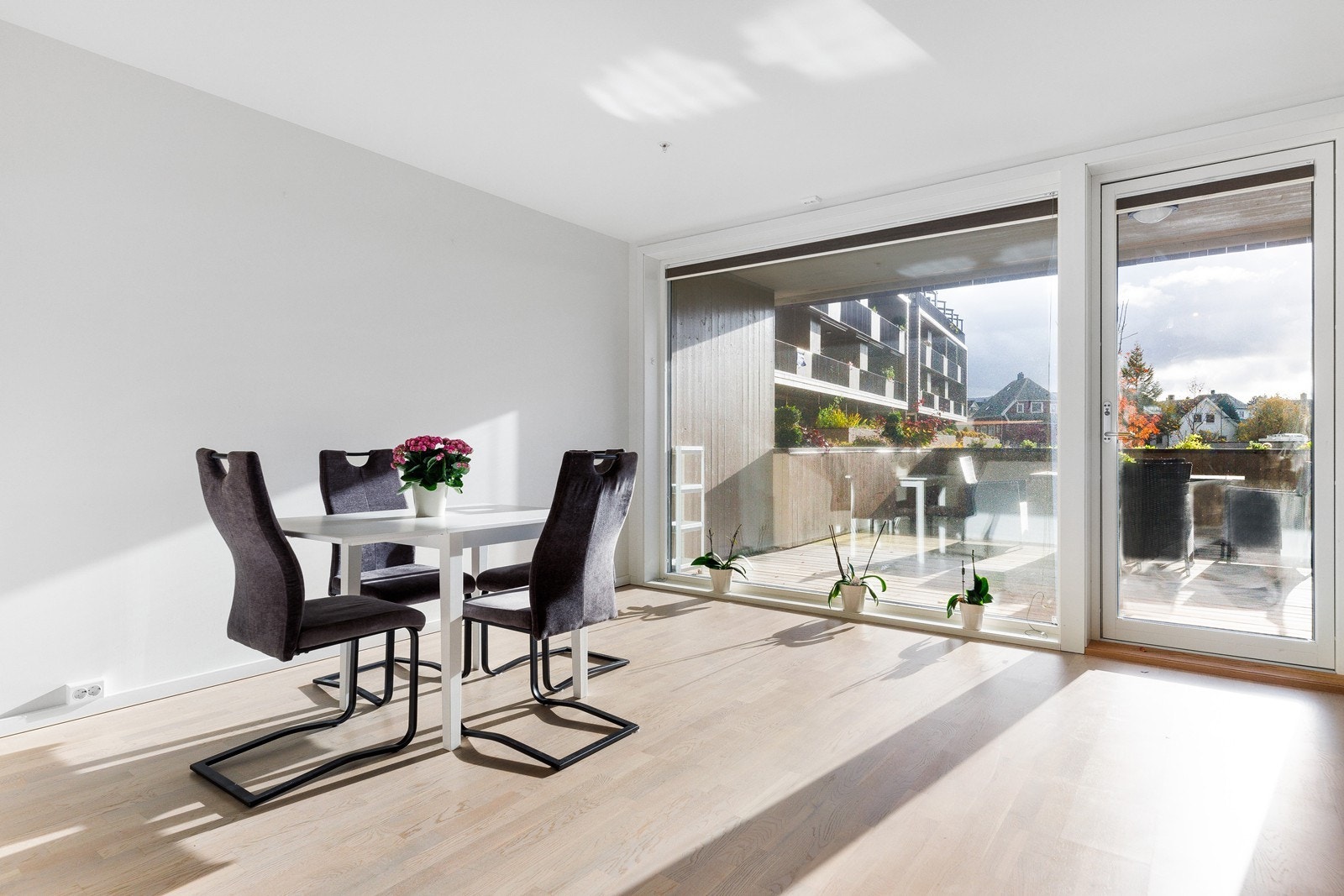 Direkte forbindelse til kjøkkenet gir en naturlig spiseplass med utsikt til uteområdet. Galleribilde