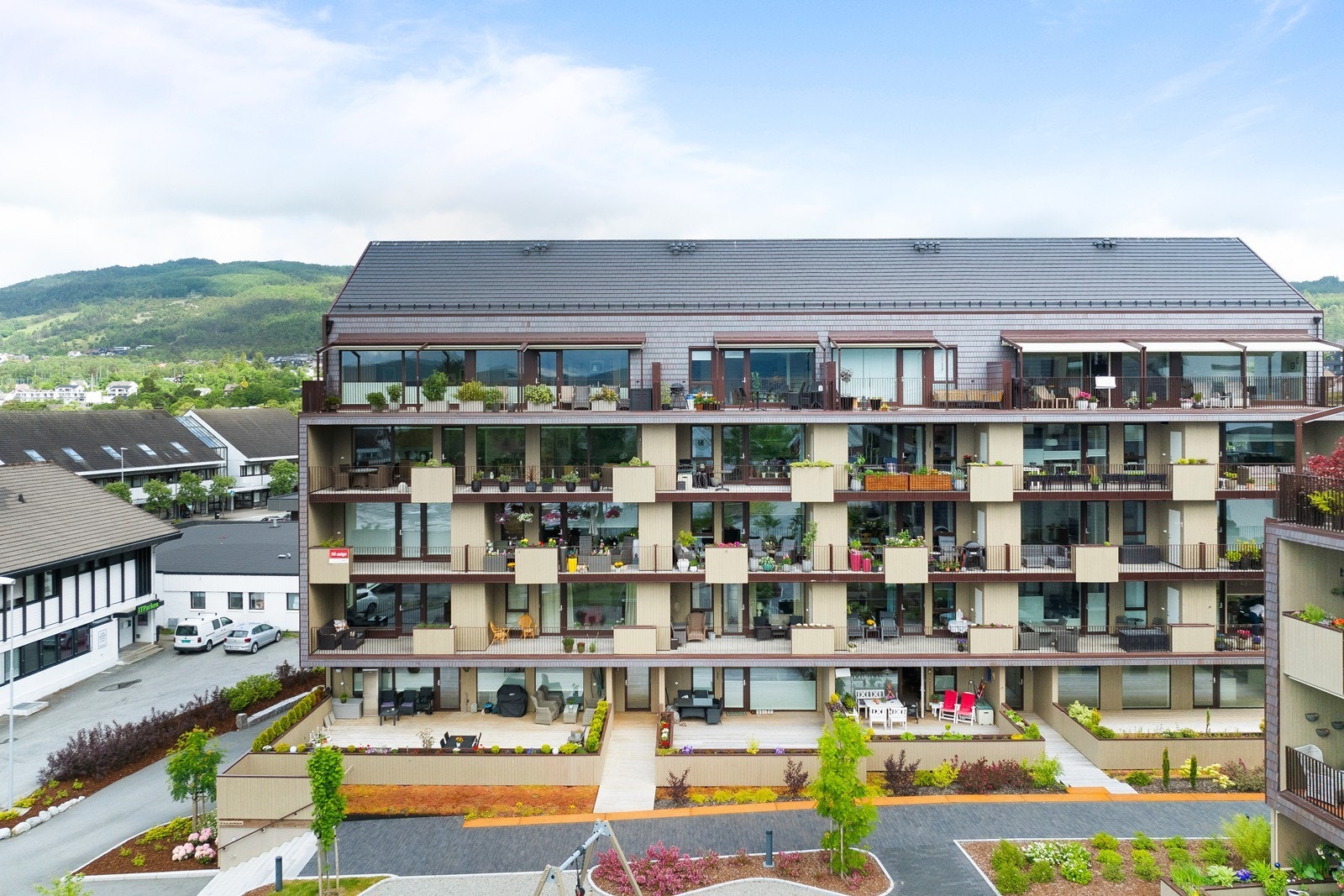 Balkongene gir mulighet for privat utendørs opphold med utsikt mot fjellene. Galleribilde