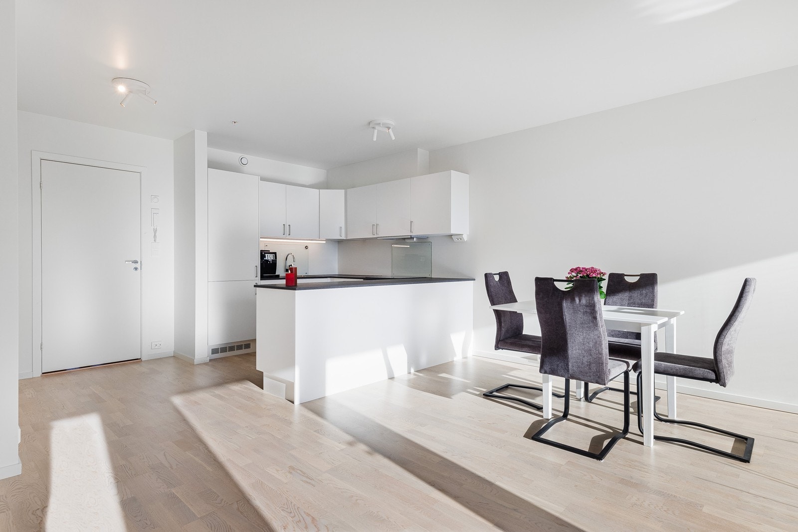 Direkte forbindelse mellom kjøkken og stue skaper en åpen løsning med plass til spisebord. Galleribilde