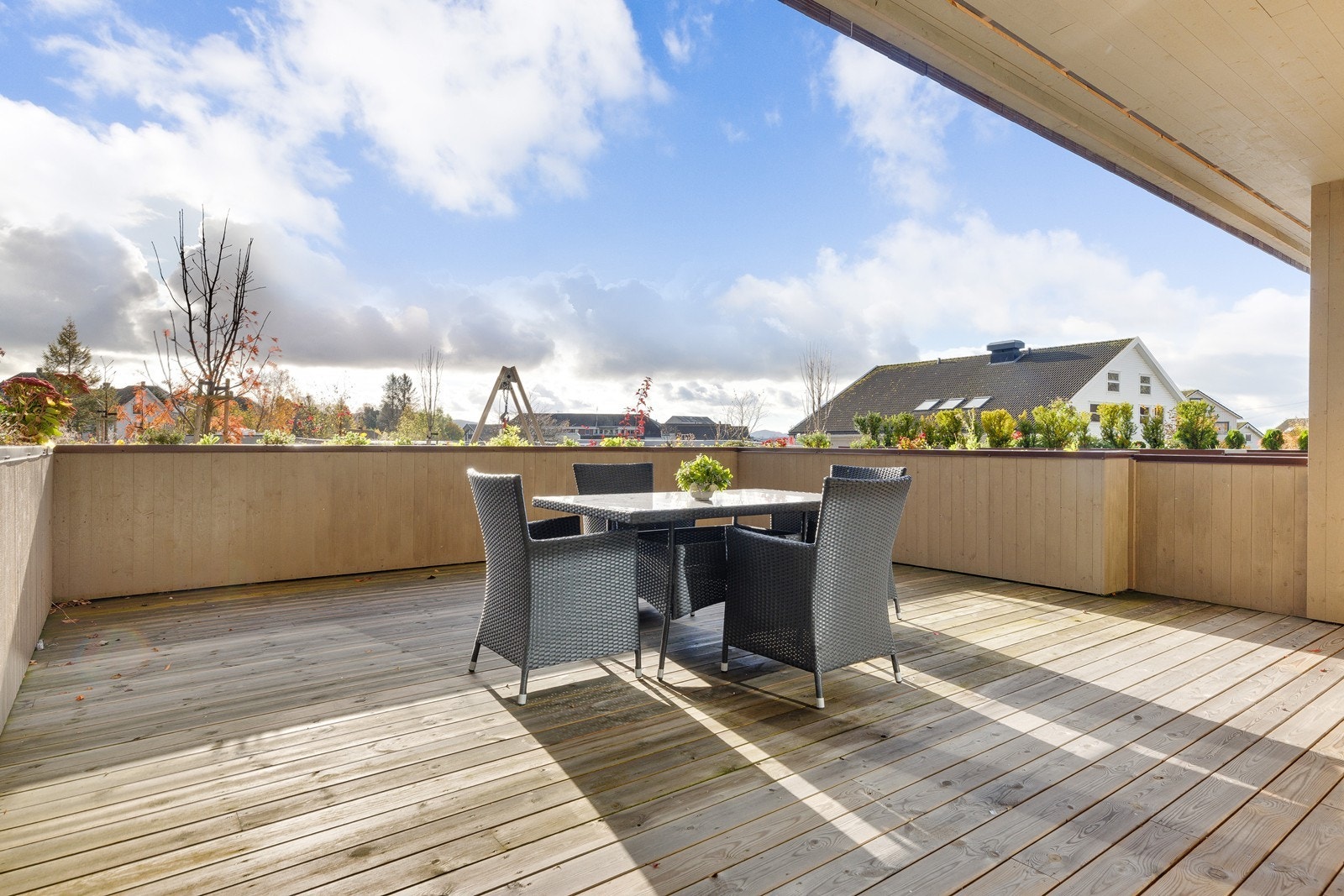 Plass til utemøbler på den romslige terrassen gir muligheter for sosialt samvær. Galleribilde