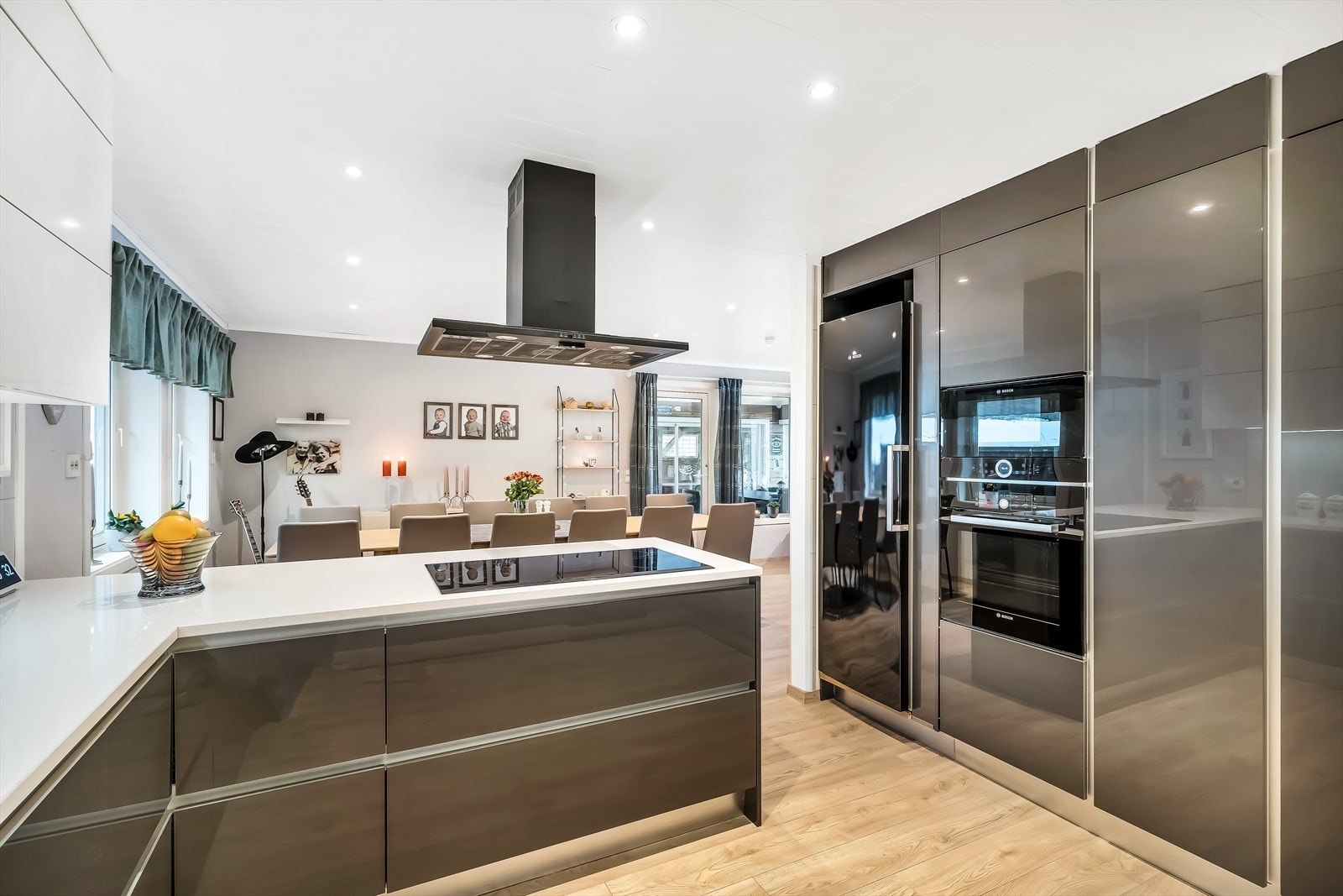 Kjøkkenet har godt med skap- og benkplass. Alle hvitevarer utenom kjøleskap medfølger. Galleribilde