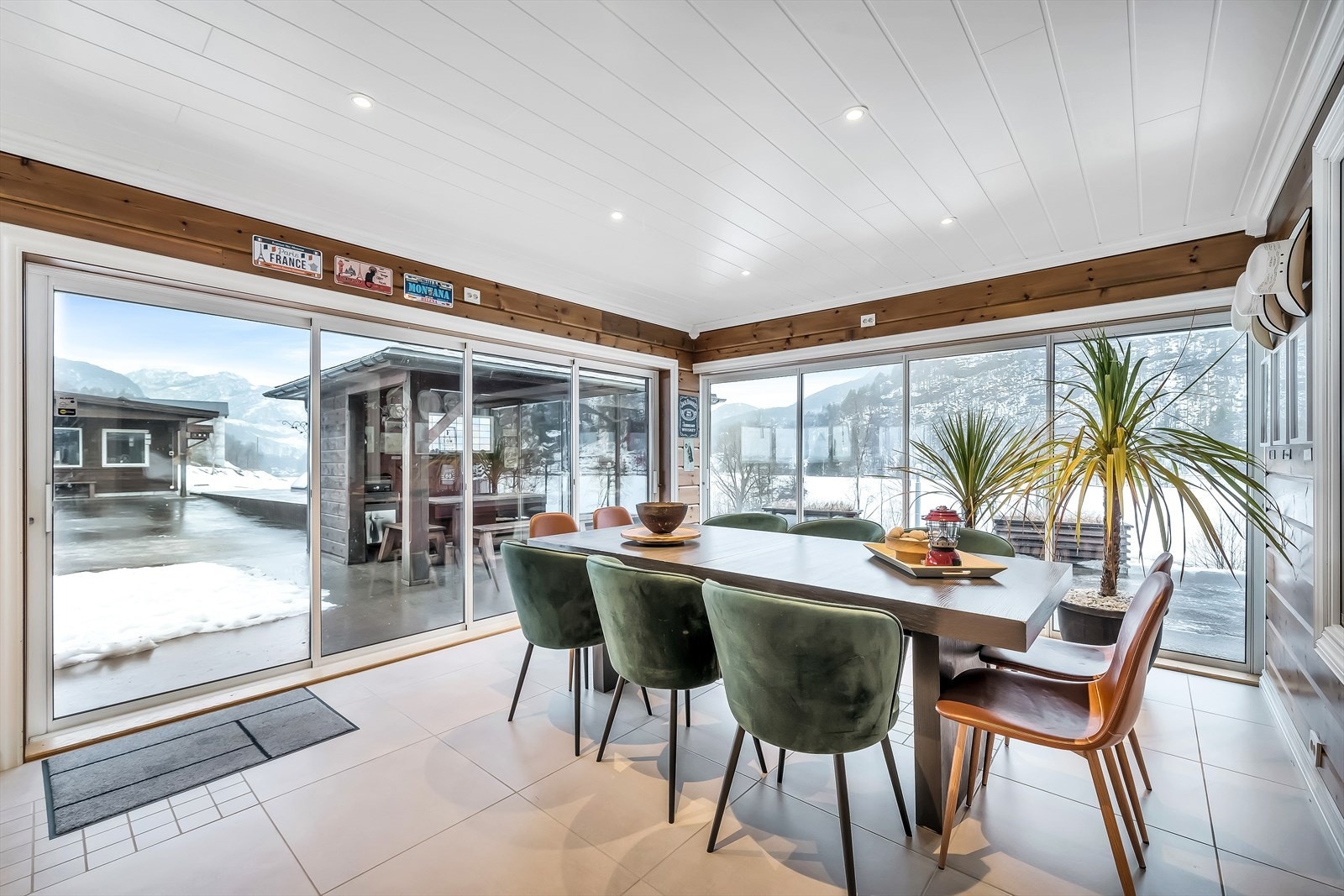 Videre adkomst til støpt platting via skyvedører. Galleribilde