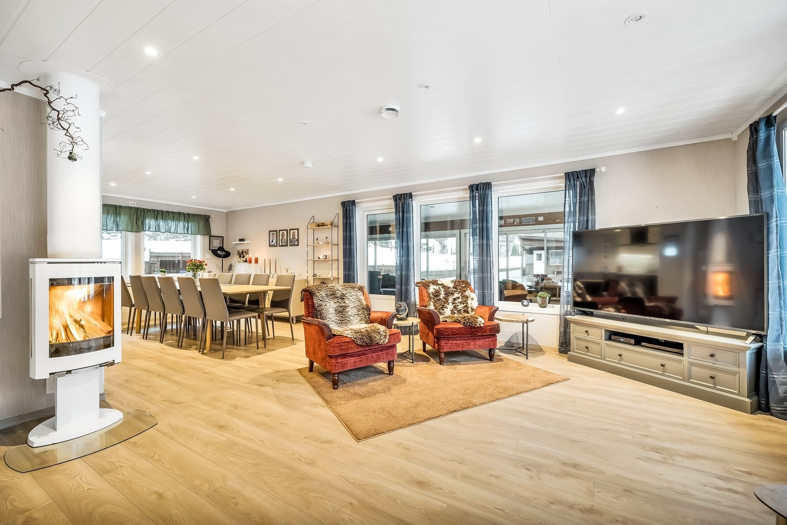 Det er vannbåren gulvvarme i alle rom. Elektrisk solskjerming mot sør og vest. Galleribilde