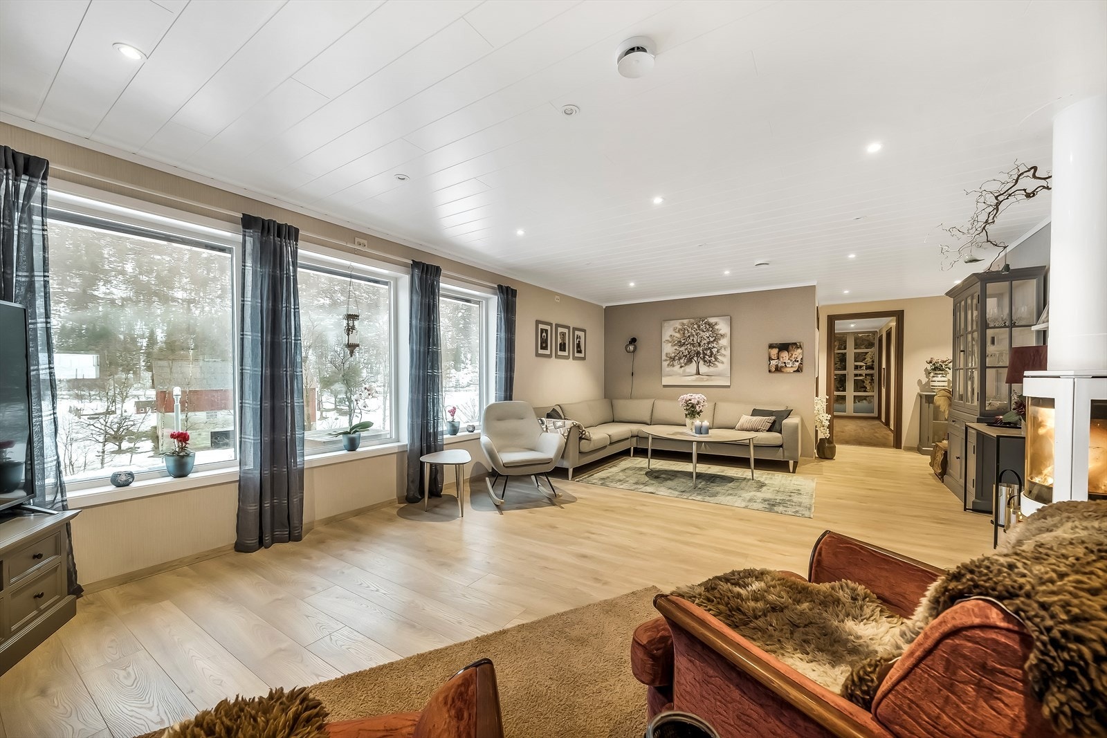 Lys og romslig stue med mulighet for innredning i soner. Galleribilde