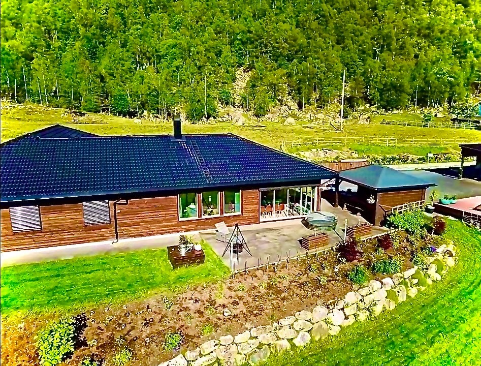 Bolig med alt på ett plan. Fine uteområder, inkl. basseng. Galleribilde