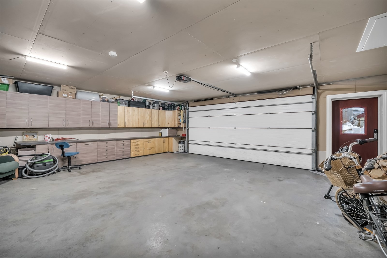 Dobbel garasje som er integrert i boligen. Gode lagringsmuligheter i skap og skuffer. Automatisk portåpner. Galleribilde