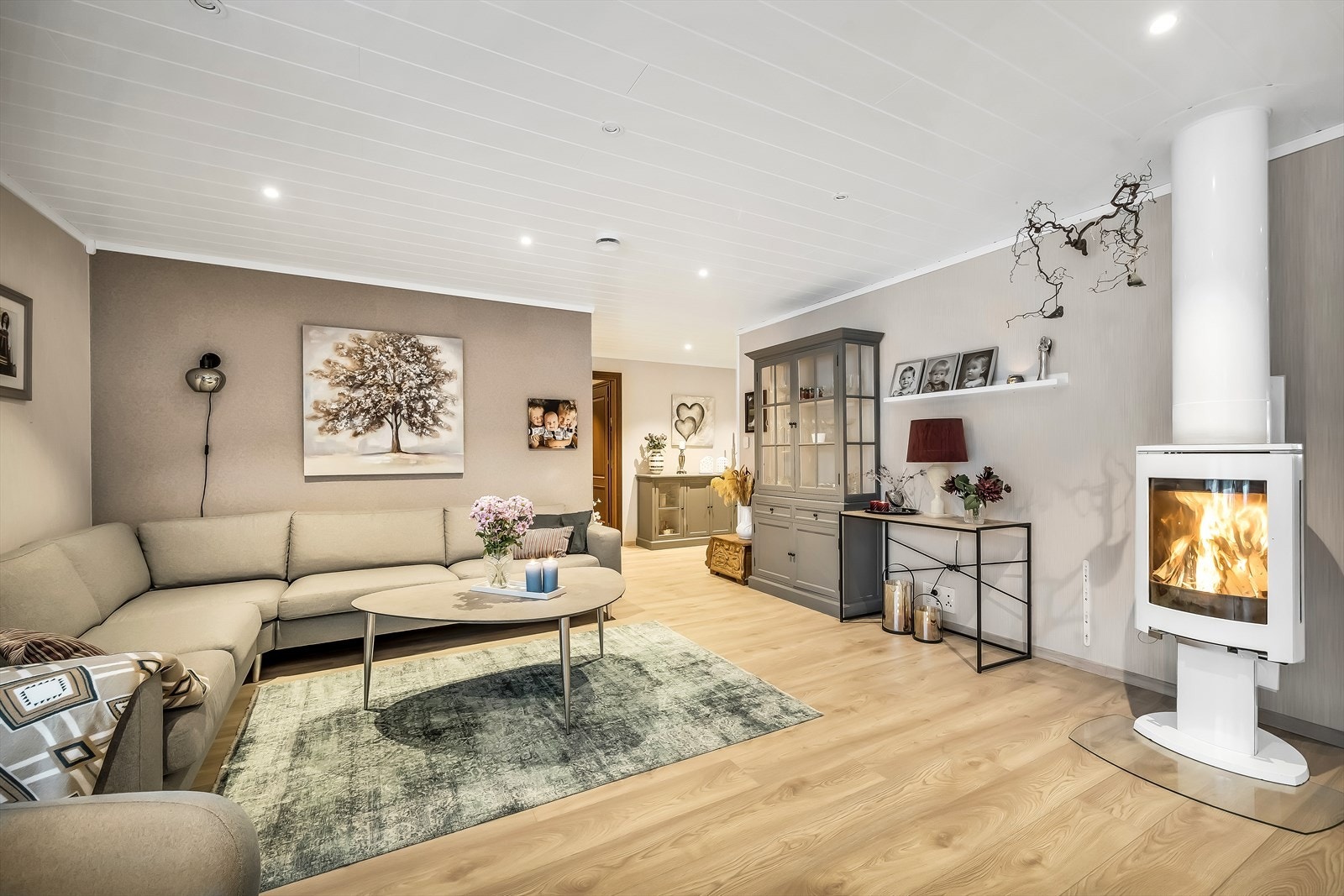 Velkommen til Seland 61. Vedovn er installert i stuen Galleribilde