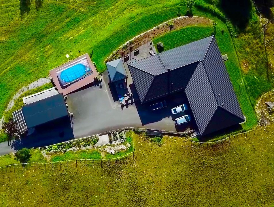 Oversikt tomt med bygninger. Galleribilde