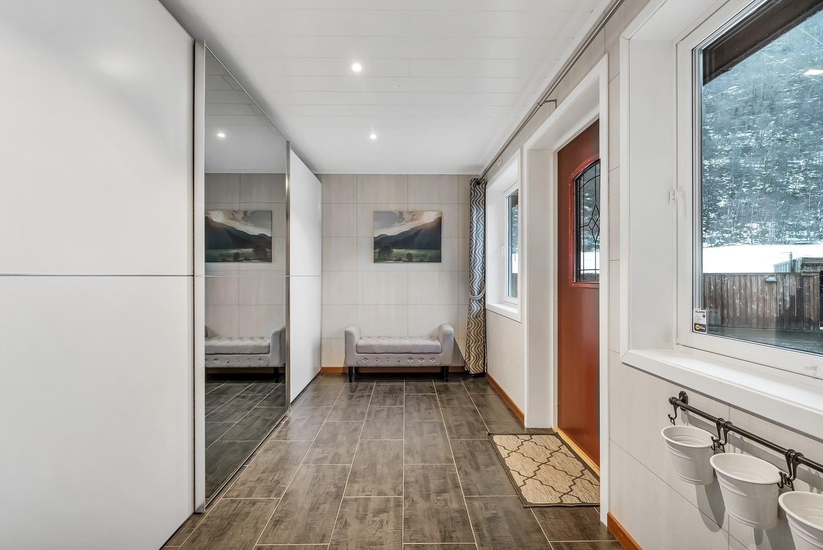 Entrè med garderobeskap. Galleribilde