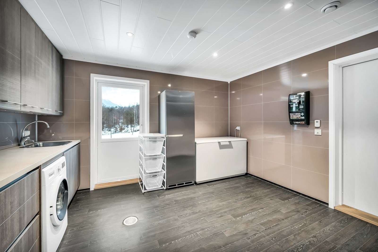 Praktisk vaskerom med god skap- og benkplass. Adkomst til garasjen. Galleribilde